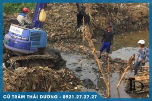 Ép cừ tràm bằng máy xúc