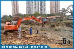 Ép cừ tràm bằng tay